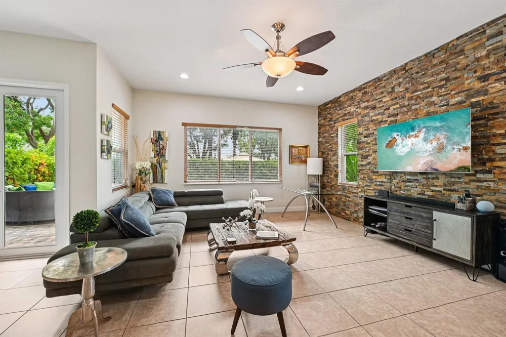 553 Gazetta Way West Palm Beach, FL 33413