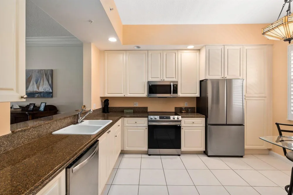 17 Harbour Isle Drive W #Ph03 Hutchinson Island, FL 34949