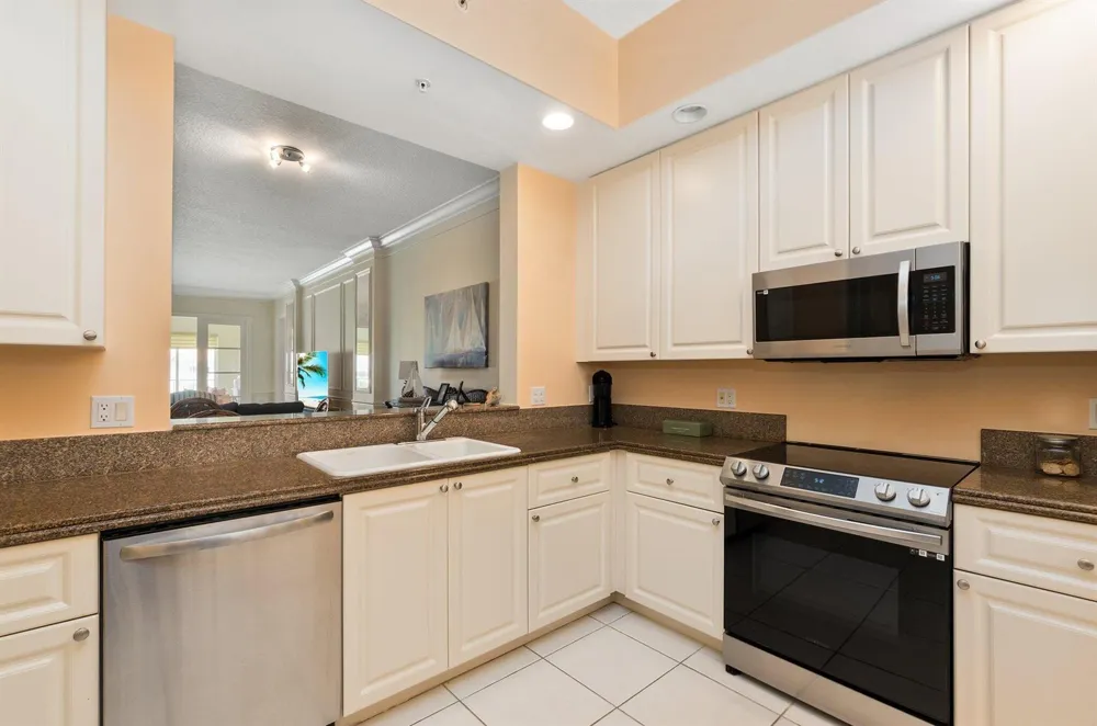 17 Harbour Isle Drive W #Ph03 Hutchinson Island, FL 34949