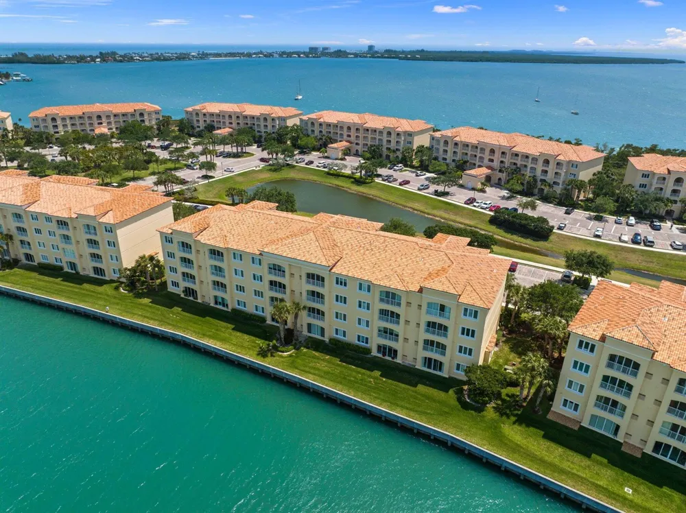17 Harbour Isle Drive W #Ph03 Hutchinson Island, FL 34949