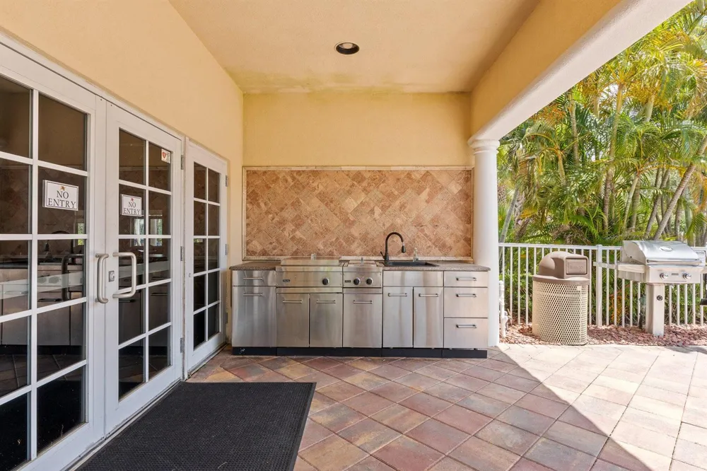 17 Harbour Isle Drive W #Ph03 Hutchinson Island, FL 34949