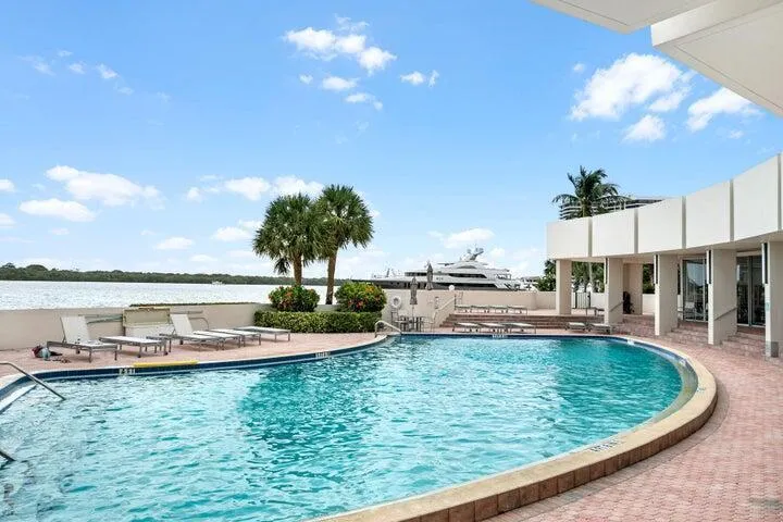 136 Lakeshore Drive #1010 North Palm Beach, FL 33408