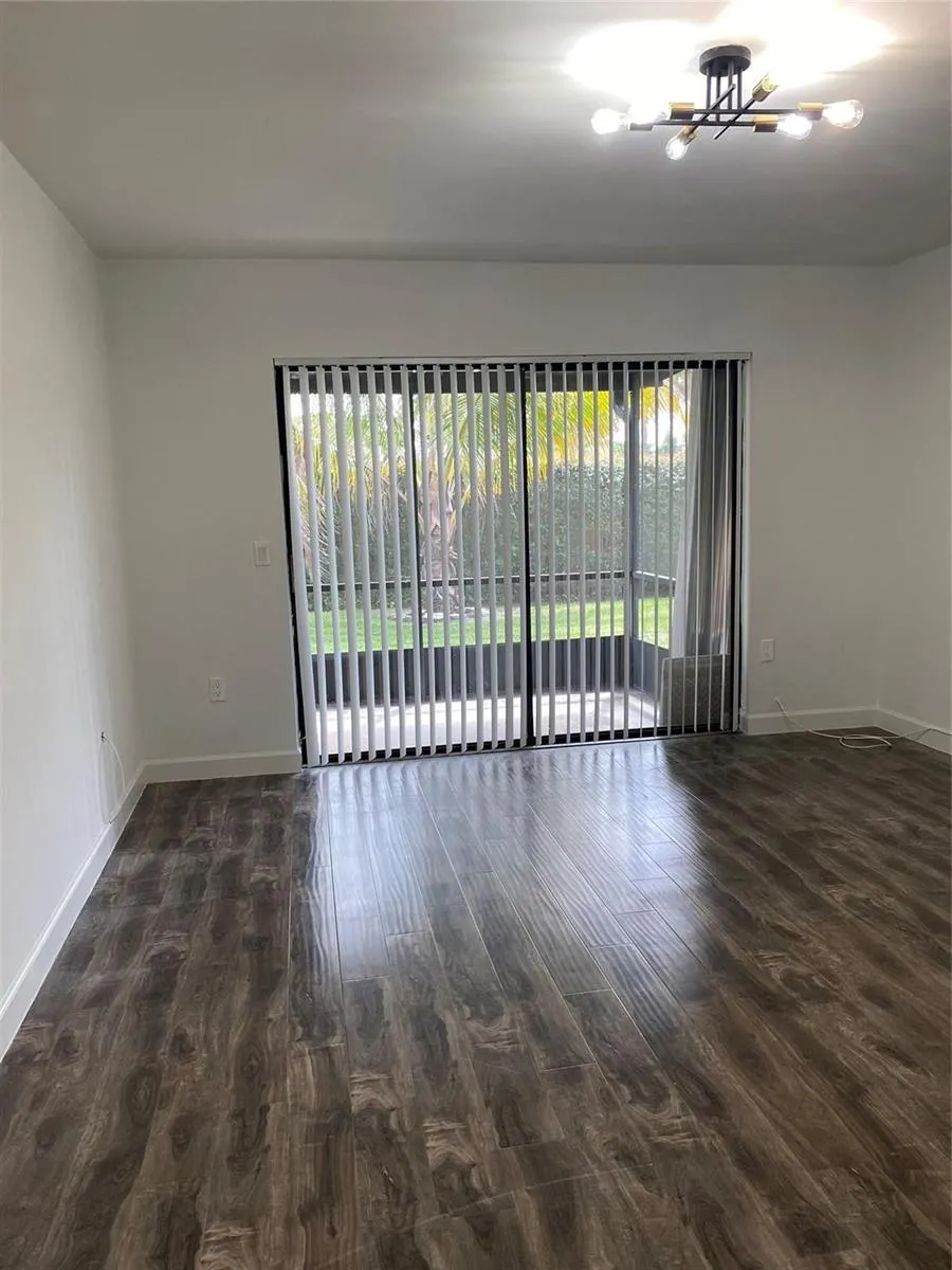 228 Lakeside Circle #228 Sunrise, FL 33326