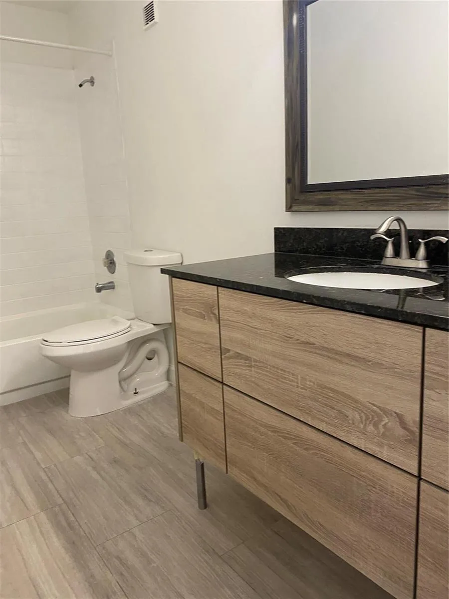 228 Lakeside Circle #228 Sunrise, FL 33326