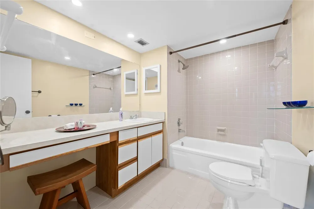 3300 W Rolling Hills Circle #610 Davie, FL 33328