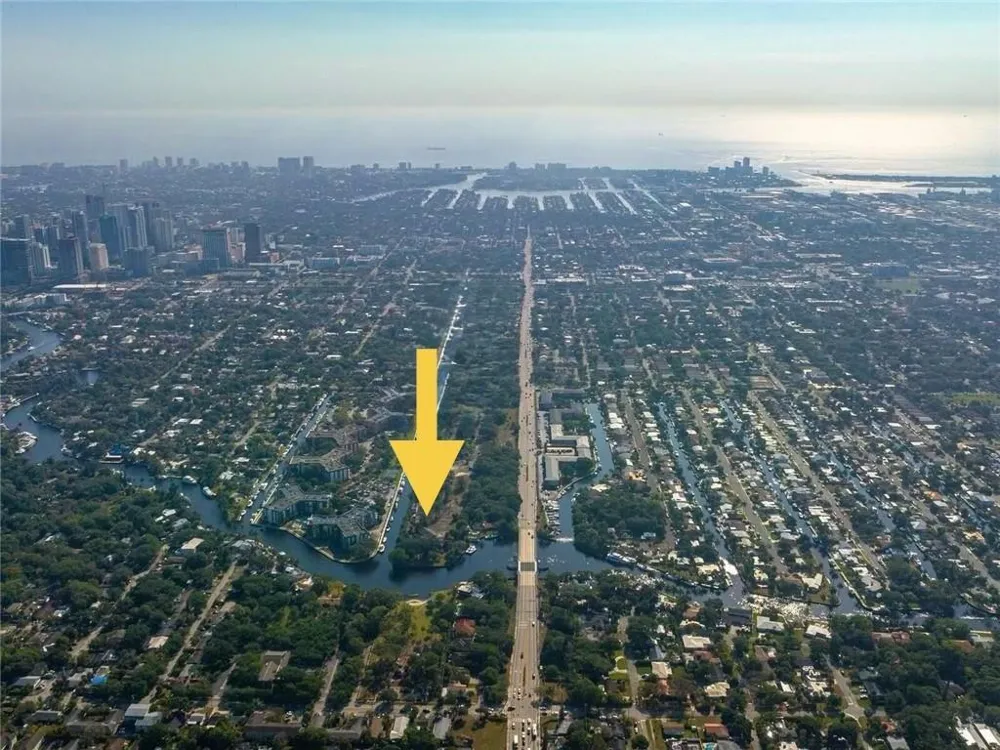 1136 Pina Del Rio Fort Lauderdale, FL 33315