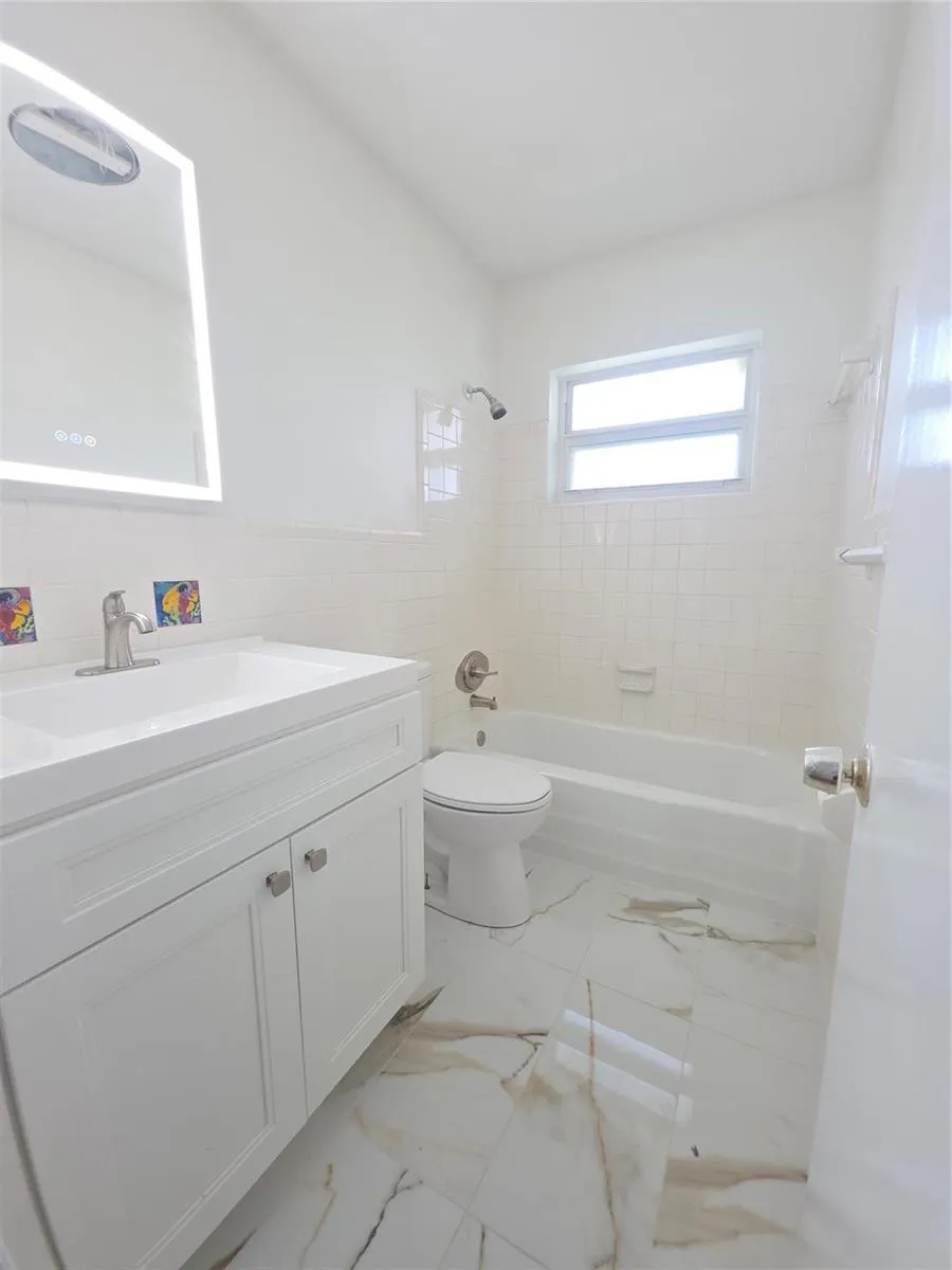 2131 NE 42nd Court #208e Lighthouse Point, FL 33064