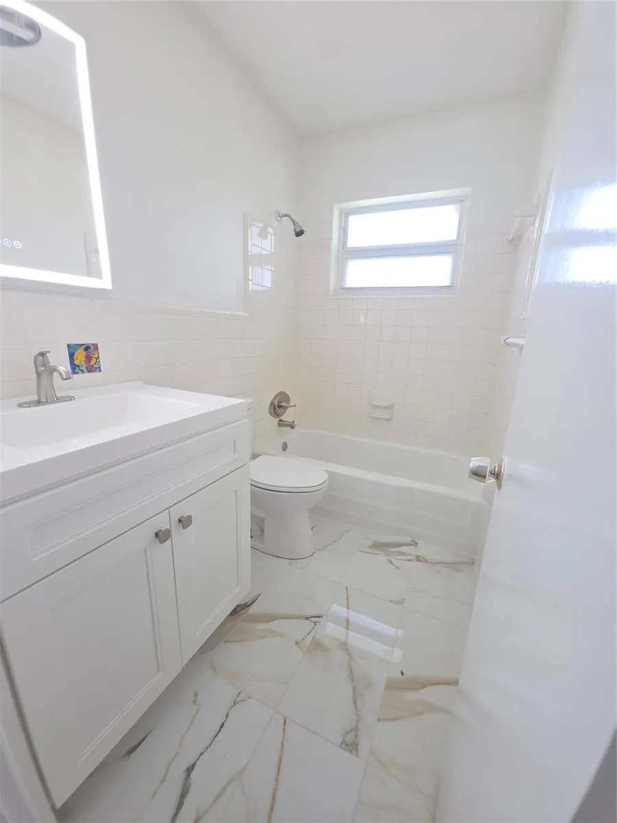 2131 NE 42nd Court #208e Lighthouse Point, FL 33064