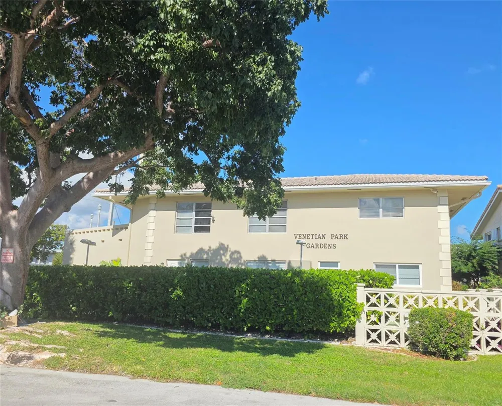 2131 NE 42nd Court #208e Lighthouse Point, FL 33064