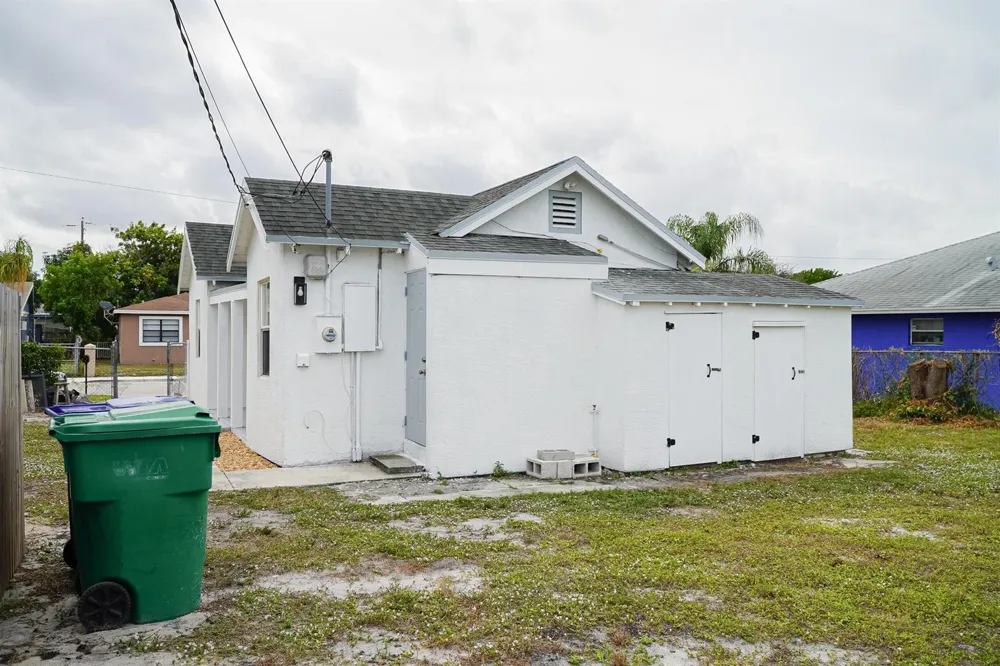 908 W 5th Street Riviera Beach, FL 33404
