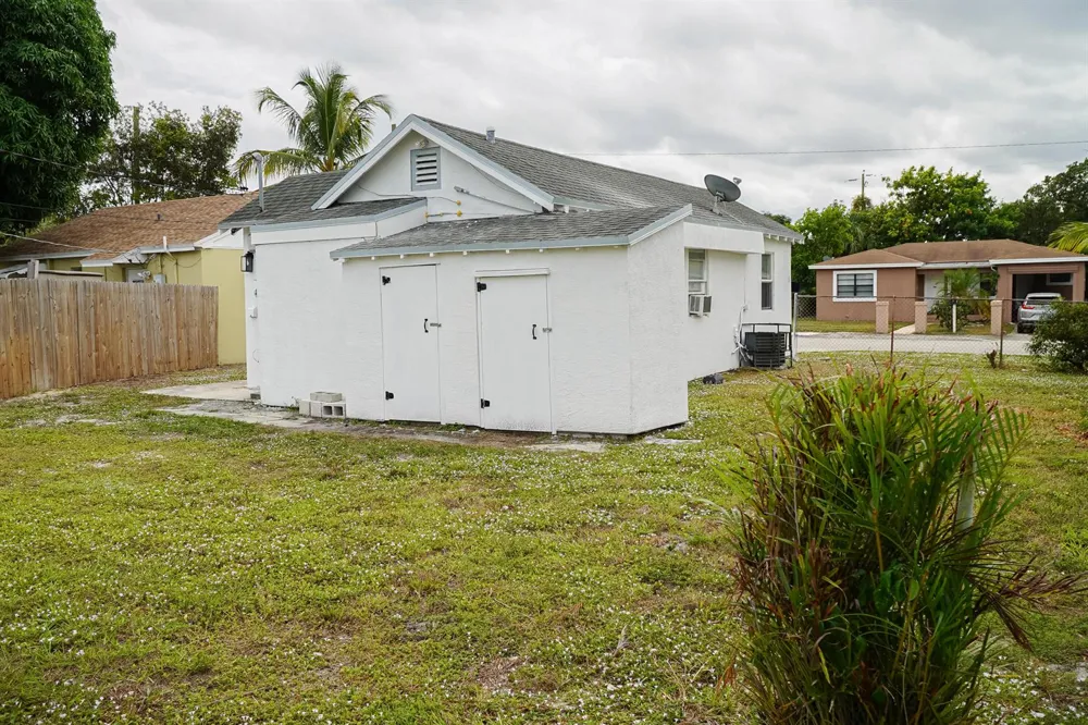 908 W 5th Street Riviera Beach, FL 33404