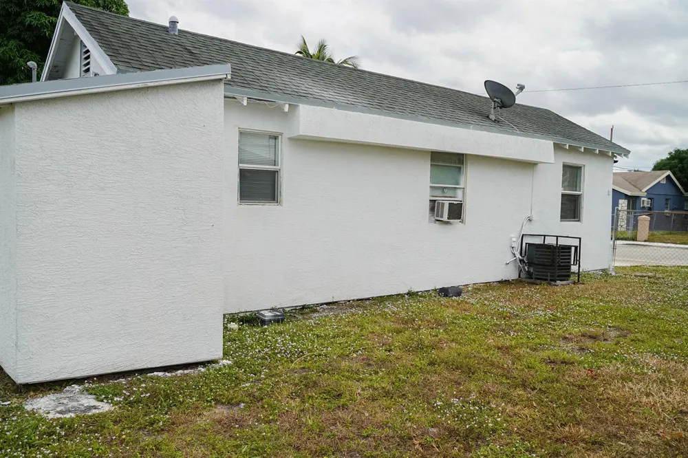 908 W 5th Street Riviera Beach, FL 33404