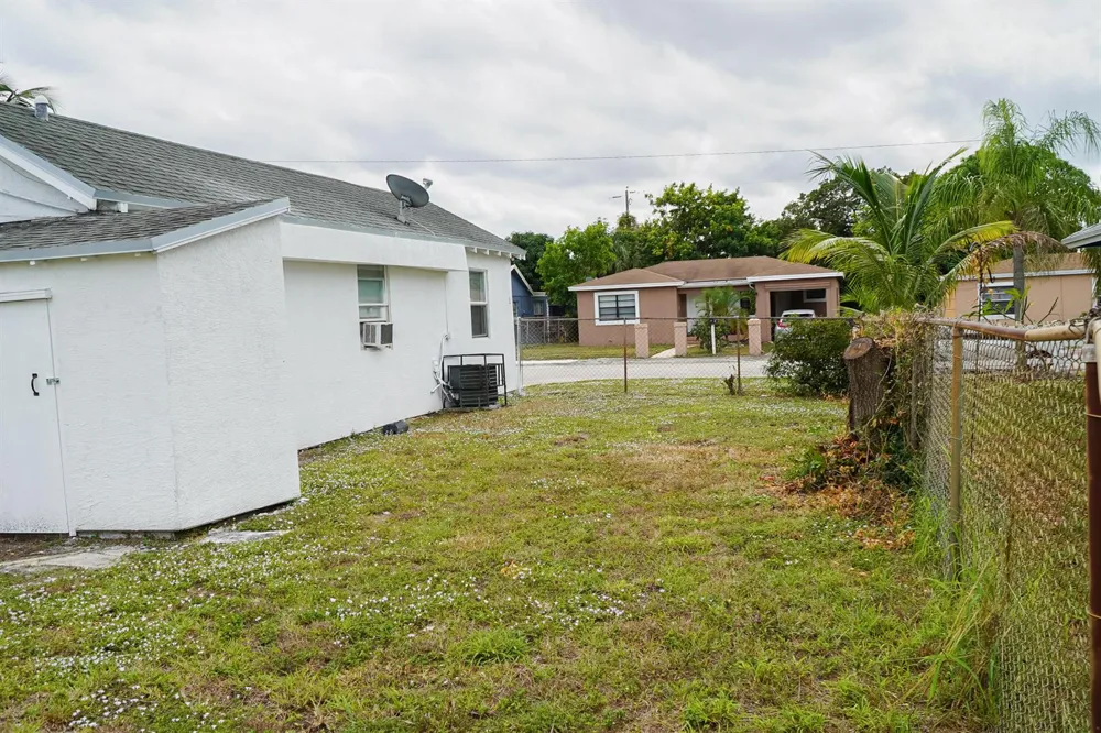 908 W 5th Street Riviera Beach, FL 33404