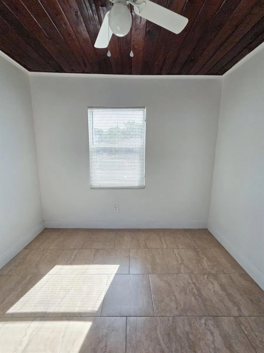 908 W 5th Street Riviera Beach, FL 33404