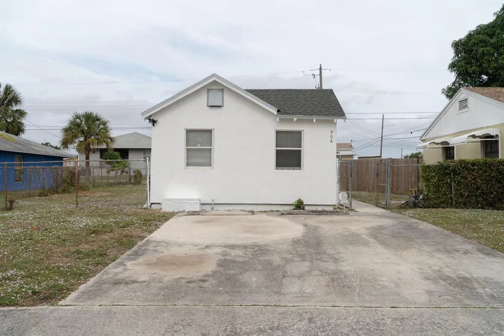 908 W 5th Street Riviera Beach, FL 33404