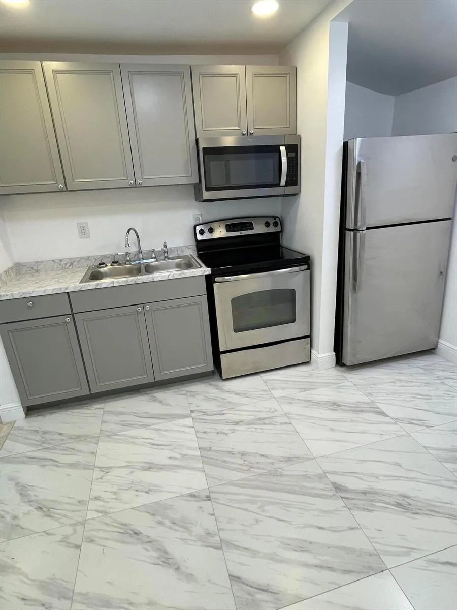 908 W 5th Street Riviera Beach, FL 33404