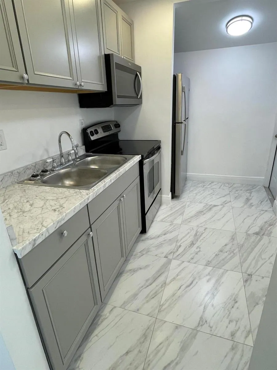 908 W 5th Street Riviera Beach, FL 33404