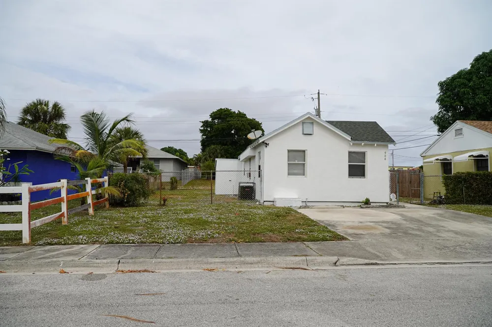 908 W 5th Street Riviera Beach, FL 33404