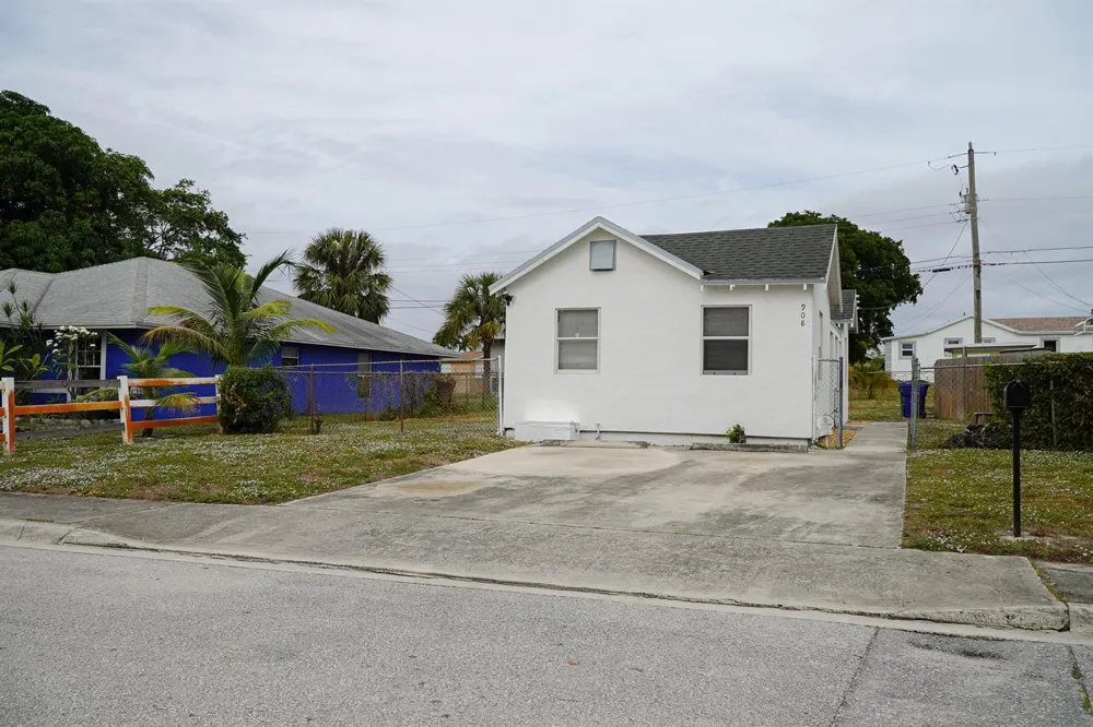 908 W 5th Street Riviera Beach, FL 33404