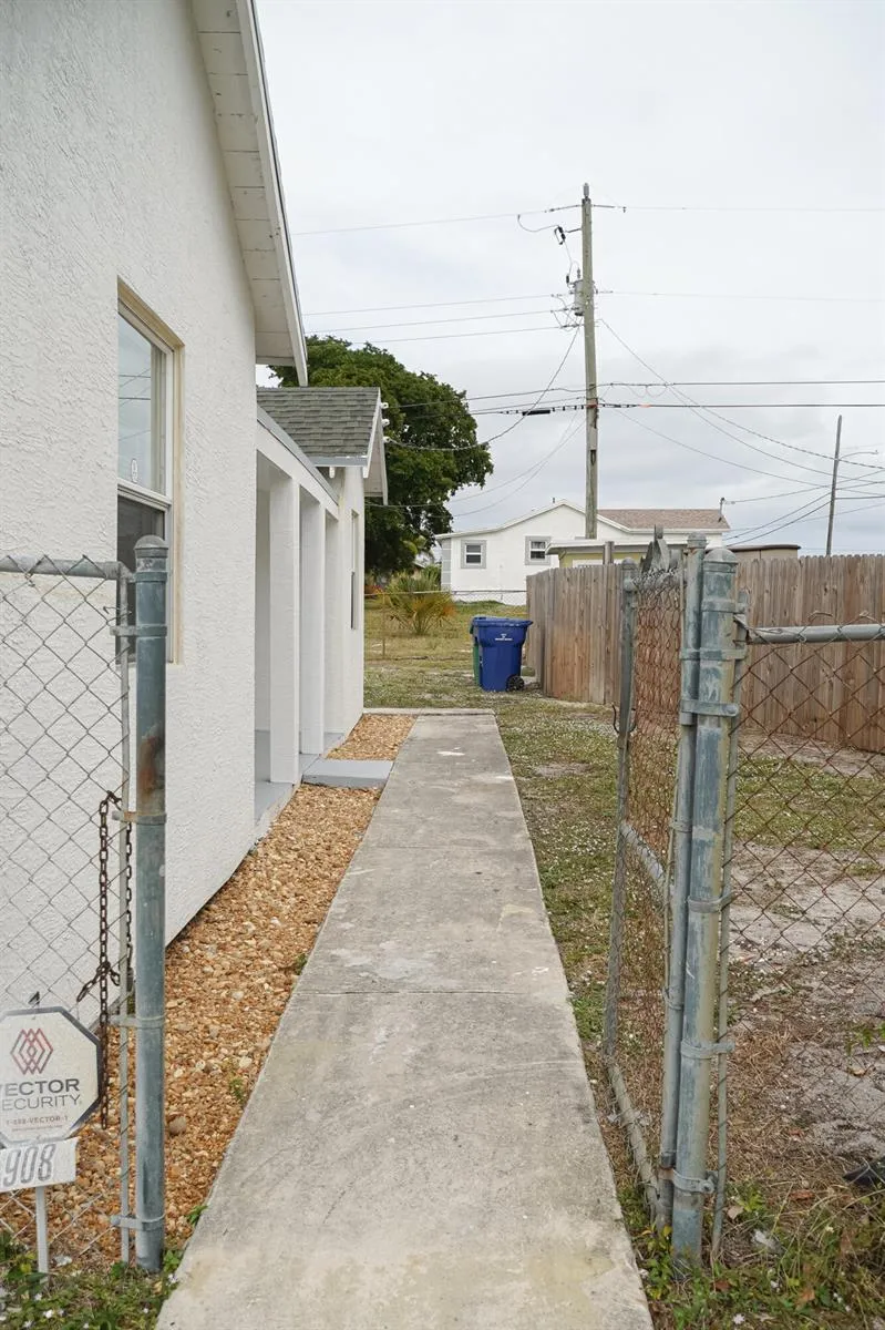 908 W 5th Street Riviera Beach, FL 33404
