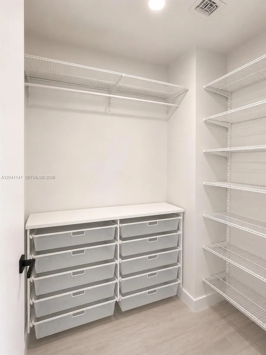 2505 NE 193rd St #4211 Miami, FL 33180