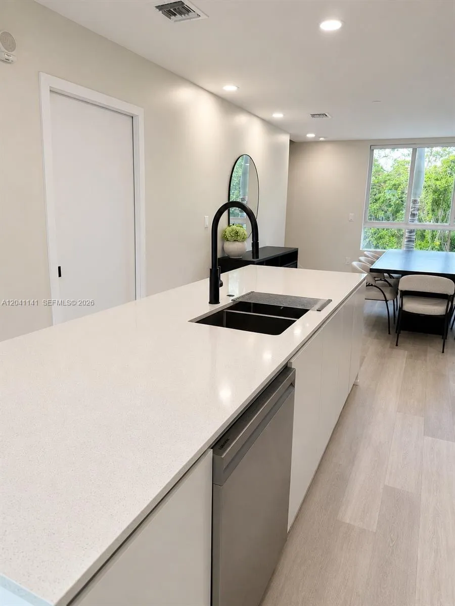 2505 NE 193rd St #4211 Miami, FL 33180