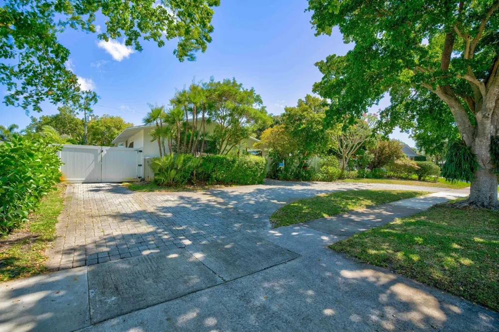 547 Marlin Road North Palm Beach, FL 33408