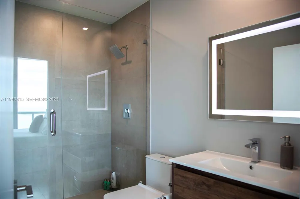 888 Biscayne Blvd #5207 Miami, FL 33132