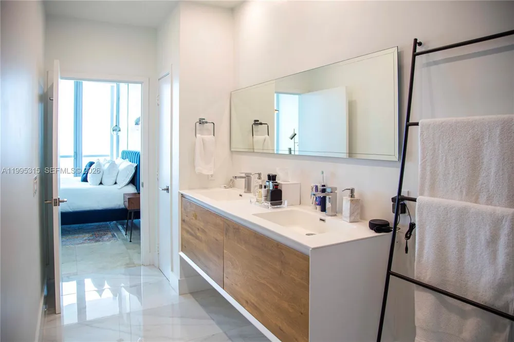 888 Biscayne Blvd #5207 Miami, FL 33132
