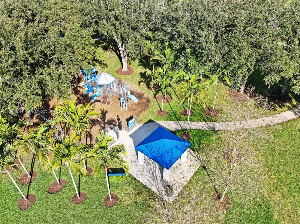 765 Bayside Ln Weston, FL 33326