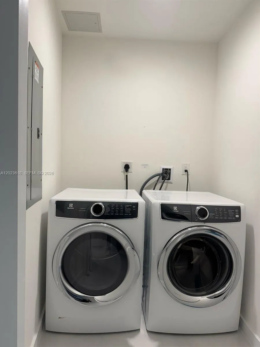 851 NE 1st Ave #1006 Miami, FL 33132