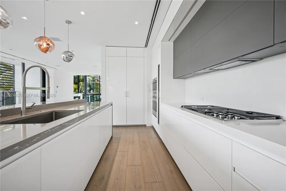 420 Hibiscus Dr Miami Beach, FL 33139
