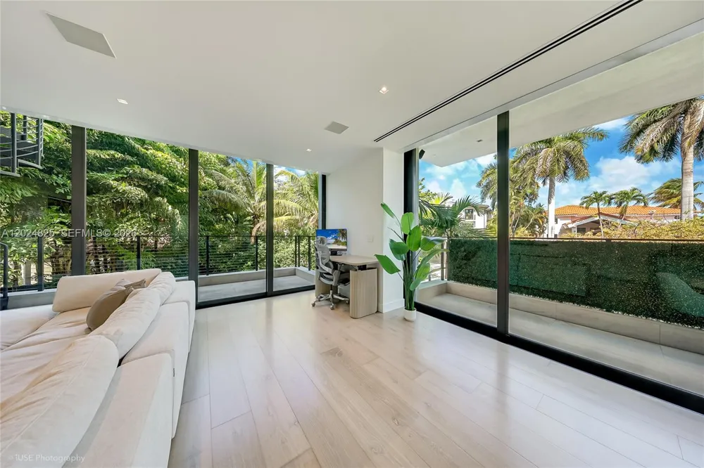 420 Hibiscus Dr Miami Beach, FL 33139
