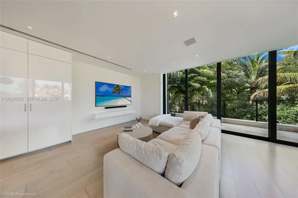 420 Hibiscus Dr Miami Beach, FL 33139