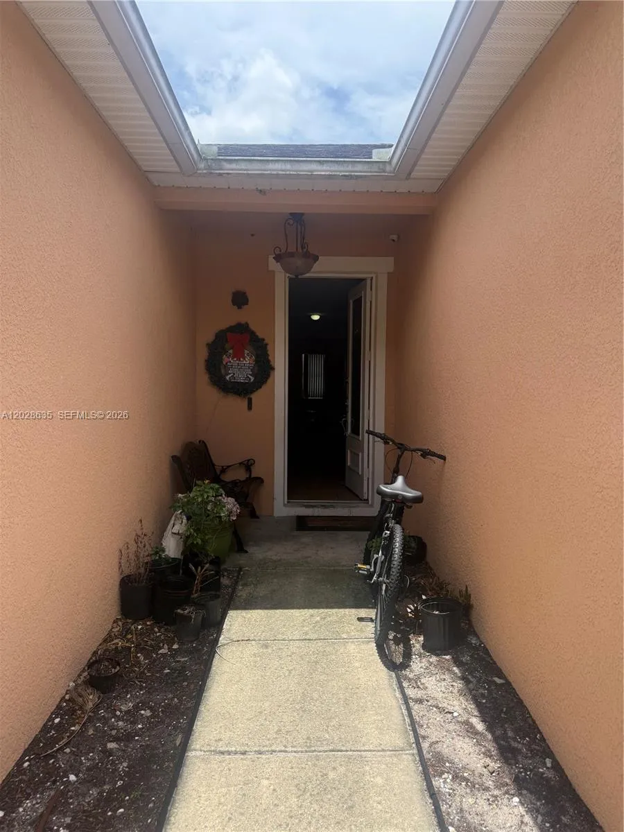 342 STAR SHELL DR Tampa, FL 33572