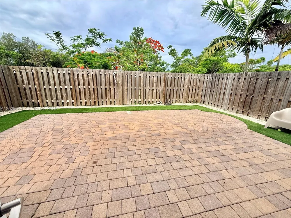 2462 NW 131st Cir Miami, FL 33167