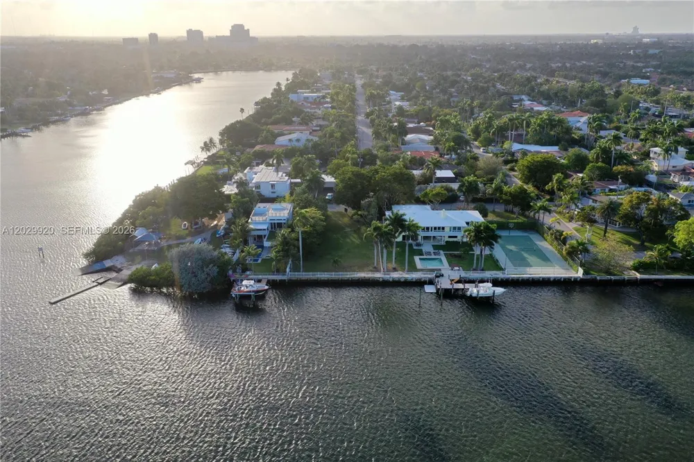 927 Northlake Dr Hollywood, FL 33019