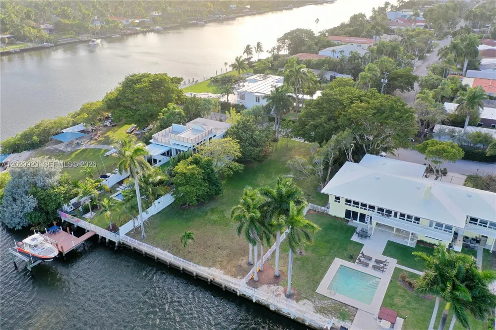 927 Northlake Dr Hollywood, FL 33019