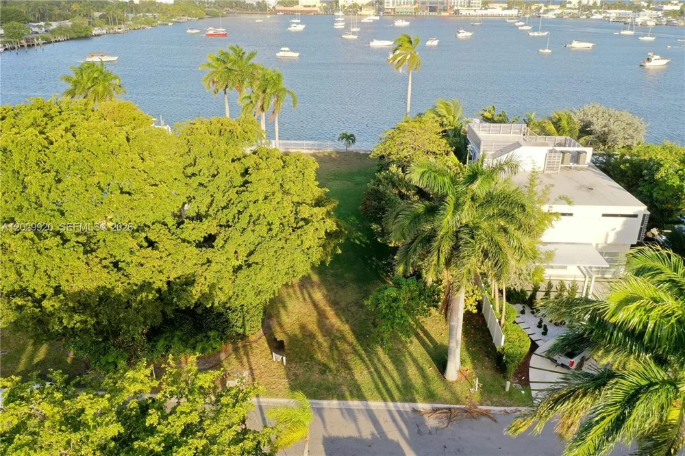 927 Northlake Dr Hollywood, FL 33019