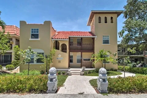 407 S Lakeside Drive
