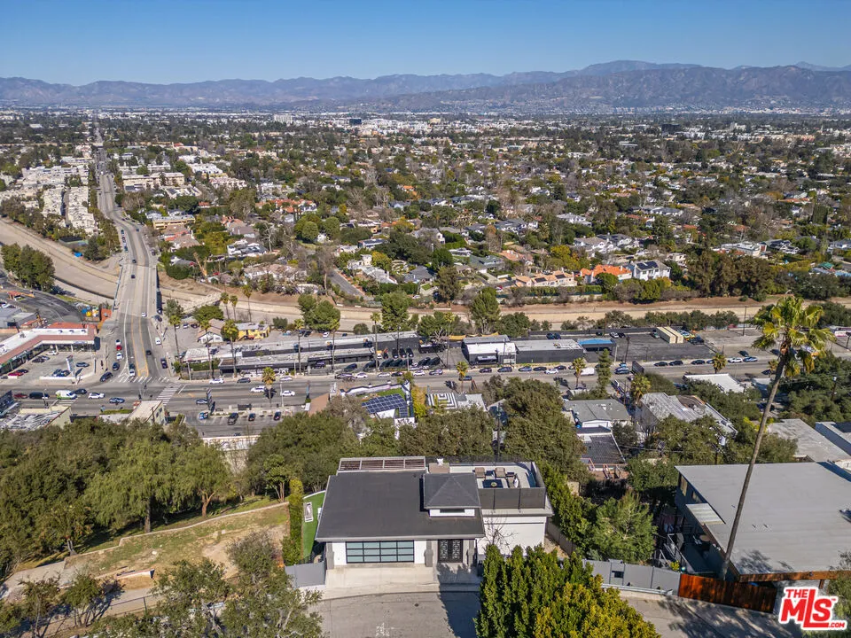 11729 Laurelwood Drive Studio City, CA 91604