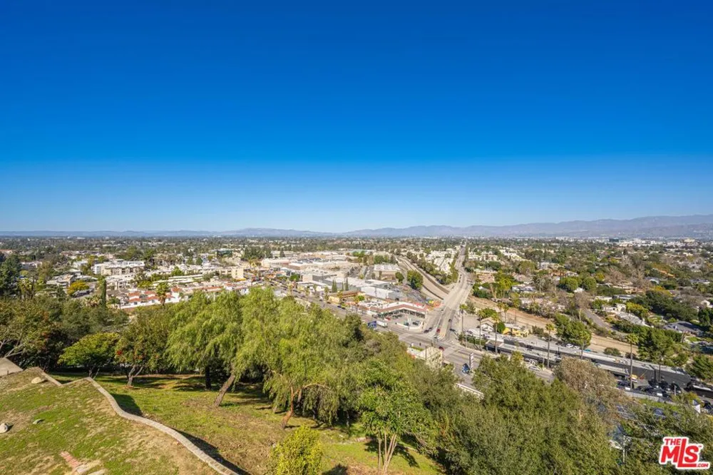 11729 Laurelwood Drive Studio City, CA 91604