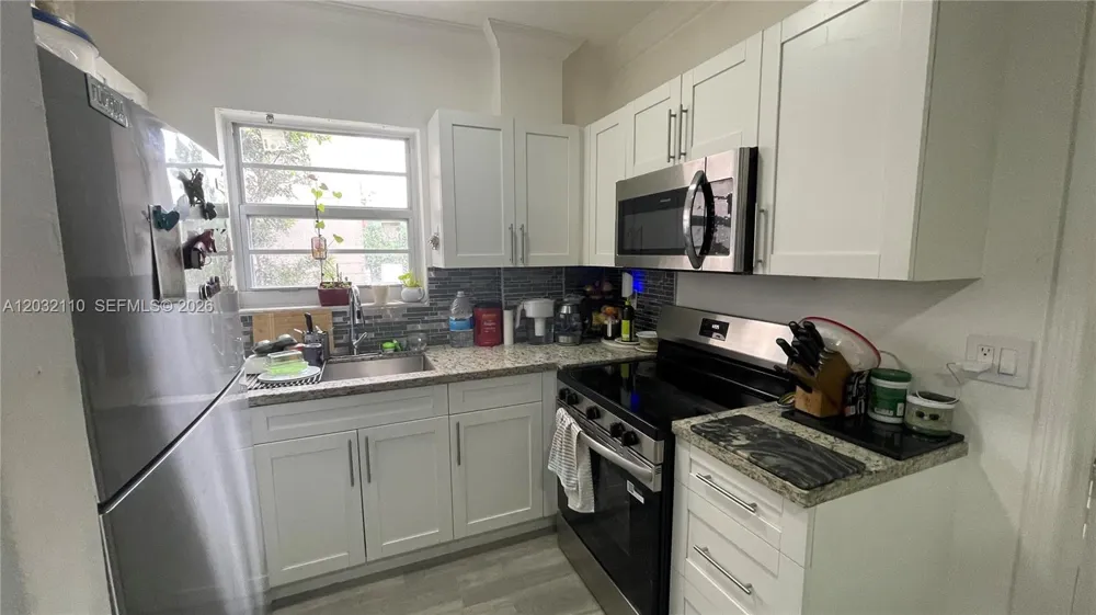 1043 NW 2nd St #2 Miami, FL 33128
