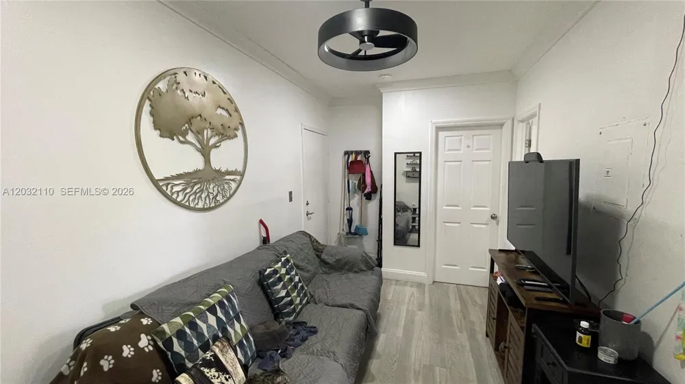 1043 NW 2nd St #2 Miami, FL 33128