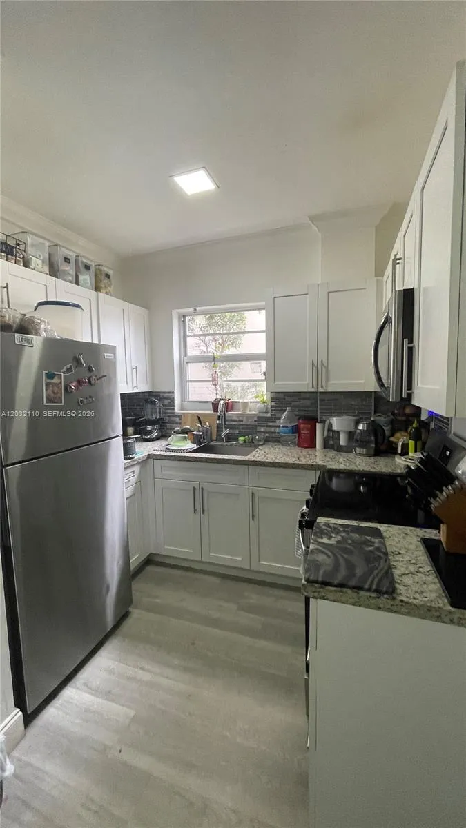 1043 NW 2nd St #2 Miami, FL 33128