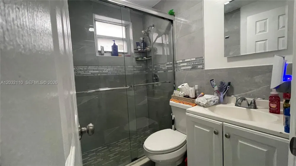 1043 NW 2nd St #2 Miami, FL 33128