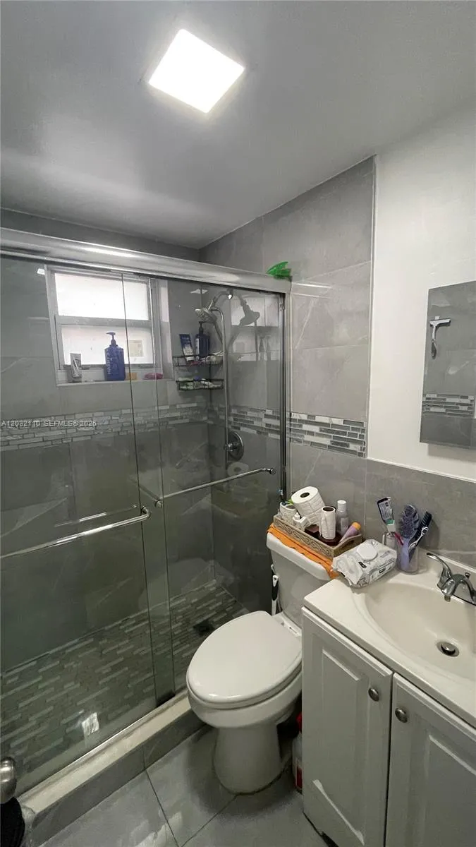 1043 NW 2nd St #2 Miami, FL 33128