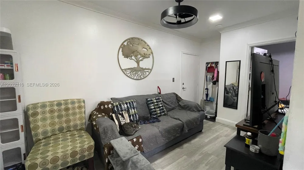 1043 NW 2nd St #2 Miami, FL 33128