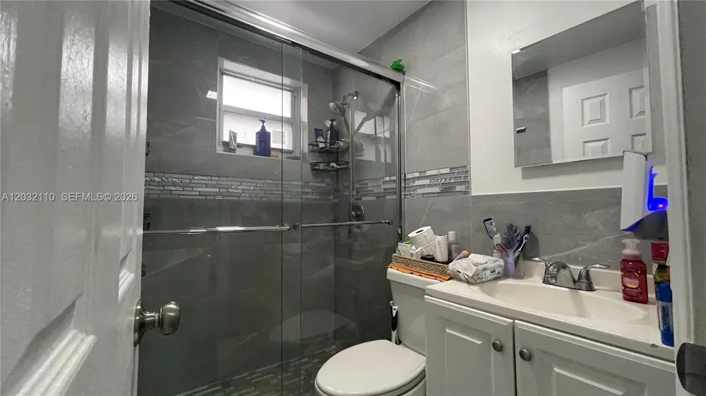 1043 NW 2nd St #2 Miami, FL 33128