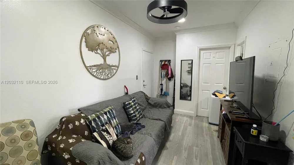 1043 NW 2nd St #2 Miami, FL 33128